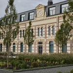 Architektura navazuje na přirozenou topografii terénu a je tvořena hrou protáhlých linií a záhybů, které zvýrazňují původní budovu školy. Foto: Julien Tragin