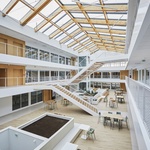 Velké centrální atrium zaplavuje okolní kancelářské prostory přirozeným světlem a zároveň vytváří dynamickou cirkulaci v celé budově, prostřednictvím velkorysých schodišť a chodníků. Foto: Julien Falsimagne