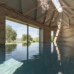 Krytý bazén za domem, který je spíš soukromým chrámem relaxace. Foto: KHA – Klas Hyllén Architecture