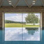 Krytý bazén za domem, který je spíš soukromým chrámem relaxace. Foto: KHA – Klas Hyllén Architecture