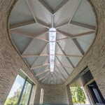 Krytý bazén za domem, který je spíš soukromým chrámem relaxace. Foto: KHA – Klas Hyllén Architecture