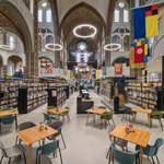 Z nechtěného kostela v havarijním stavu vznikl De Petrus. Komunitní centrum s knihovnou. Foto: Stijn Bollaert