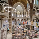 Z nechtěného kostela v havarijním stavu vznikl De Petrus. Komunitní centrum s knihovnou. Foto: Stijn Bollaert