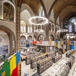 Z nechtěného kostela v havarijním stavu vznikl De Petrus. Komunitní centrum s knihovnou. Foto: Stijn Bollaert