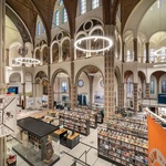 Z nechtěného kostela v havarijním stavu vznikl De Petrus. Komunitní centrum s knihovnou. Foto: Stijn Bollaert