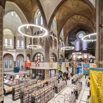 Z nechtěného kostela v havarijním stavu vznikl De Petrus. Komunitní centrum s knihovnou. Foto: Stijn Bollaert