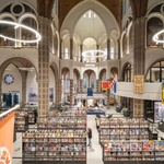 Z nechtěného kostela v havarijním stavu vznikl De Petrus. Komunitní centrum s knihovnou. Foto: Stijn Bollaert