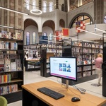 Z nechtěného kostela v havarijním stavu vznikl De Petrus. Komunitní centrum s knihovnou. Foto: Stijn Bollaert