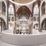 Z nechtěného kostela v havarijním stavu vznikl De Petrus. Komunitní centrum s knihovnou. Foto: Stijn Bollaert