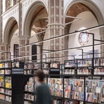 Z nechtěného kostela v havarijním stavu vznikl De Petrus. Komunitní centrum s knihovnou. Foto: Stijn Bollaert