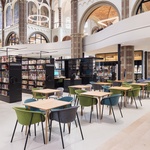 Z nechtěného kostela v havarijním stavu vznikl De Petrus. Komunitní centrum s knihovnou. Foto: Stijn Bollaert