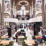 Z nechtěného kostela v havarijním stavu vznikl De Petrus. Komunitní centrum s knihovnou. Foto: Stijn Bollaert
