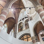 Z nechtěného kostela v havarijním stavu vznikl De Petrus. Komunitní centrum s knihovnou. Foto: Stijn Bollaert
