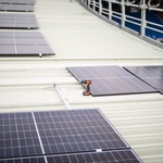 Foto: Fotovoltaický systém na střeše stadionu Ernsta Happela © Stadt Wien/David Bohmann