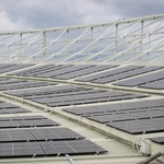 Foto: Fotovoltaický systém na střeše stadionu Ernsta Happela © Stadt Wien/David Bohmann