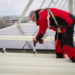 Foto: Fotovoltaický systém na střeše stadionu Ernsta Happela © Stadt Wien/David Bohmann