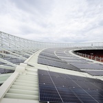 Foto: Fotovoltaický systém na střeše stadionu Ernsta Happela © Stadt Wien/David Bohmann