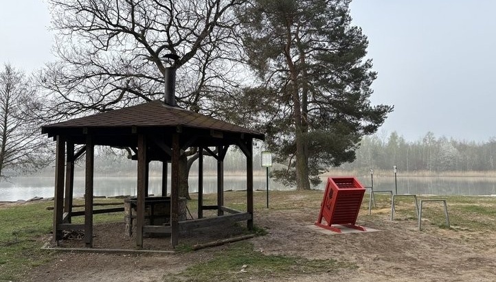 Červené uhláky na popel a žhavé uhlíky z veřejných ohnišť