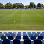 Pohled z tribuny na hřiště. Foto: BoysPlayNice