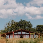Proto je také La Grange Rouge navržena jako divadelní scéna, kde každý den vyvrcholí velkolepým představením krásy přírody. Foto: KKROM Services
