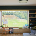 Pozemek nebyl ideální, ale majitelé objevili jeho potenciál. Nyní bydlí v bílé kostce s výhledem na Ještěd. Foto: Robert Žákovič, www.robertzakovic.com