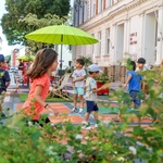 Letní program ve vídeňském superbloku. Zdroj: © Stadt Wien / Christian Fürthner