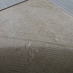Nevystěrkovaný anhydrit po sundání vinylového dílce. Zdroj: redakce