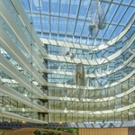 Otevřené prosklené atrium Roztyly Plaza v Praze. Zdroj: Passerinvest Group