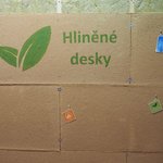 Hliněné desky přišroubované na roštu