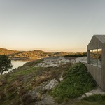 Součástí nemovitosti je soukromé molo s kotvišti pro lodě a loděnicí, přístupné po klikatých stezkách a schodištích, vedoucích dolů po strmém svahu hory. Foto: James Silverman