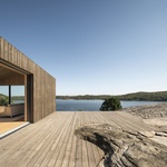 Odvod dešťové vody je diskrétně integrován za obkladem a čistý, minimalistický tvar dodává domu moderní a abstraktní charakter, jako by se z hory tyčil monolit. Foto: James Silverman