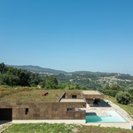 Casa da Levada ukazuje, že dům s udržitelnými principy a přírodními materiály může být velmi moderní, a přitom dokáže vévodit krajině portugalského venkova. Foto: Ivo Tavares Studio