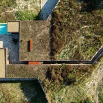 Musí se nechat, že ta cesta k cíli sama o sobě zvyšuje napětí. A nedá se říct, že by velká očekávání zůstala nevyslyšena. Foto: Ivo Tavares Studio