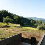 Tsou Arquitectos upřednostňuje udržitelnost prostřednictvím výběru materiálů a stavebních technik, které posilují propojení domu Casa da Levada s krajinou. Foto: Ivo Tavares Studio