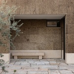 Dům je obložen pláštěm z korkových panelů. Korek z dubu korkového se kdysi počítal k materiálům typickým pro Portugalsko. Foto: Ivo Tavares Studio