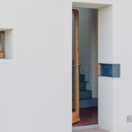 Interiér dokresluje ručně vyráběný cement a hrubá dřevěná prkna. Vnitřní schodiště si zachovává svůj monolitický charakter. Foto: Federico Farinatti