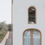 Budova se vyznačuje architektonickými prvky typickými pro stodoly v této oblasti Itálie. Má pevný a kompaktní objem; dvě úrovně; velký vstupní otvor v přízemí. Foto: Federico Farinatti