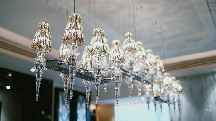 Světlo v kuchyni. Proč design svítidel ovlivňuje atmosféru stolování i vaření. Zdroj: unsplash.com – Grey Chandelier Světlo v kuchyni. Proč design svítidel ovlivňuje atmosféru stolování i vaření. Zdroj: unsplash.com – Grey Chandelier