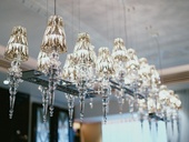 Světlo v kuchyni. Proč design svítidel ovlivňuje atmosféru stolování i vaření. Zdroj: unsplash.com – Grey Chandelier Světlo v kuchyni. Proč design svítidel ovlivňuje atmosféru stolování i vaření. Zdroj: unsplash.com – Grey Chandelier