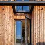 Pohled západní, detail fasády a bočního vstupu. Foto: BoysPlayNice