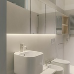 Stranou nezůstala stát ani koupelna, která si modernizaci rozhodně zasloužila. Výsledkem je opravdu povedená Casa di ringhiera. Foto: Nicolò Panzeri