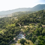 Chata v lesích na to jde jinak. Kamenné zídky vinohradů propojuje s rezavou ocelí. Foto: Egemen Karakaya