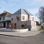 Architekti ze studia DUA byli osloveni, aby navrhli nový dvouložnicový dům pro rodinu na rohové parcele v příměstské zástavbě v hrabství Dublin. Foto: Shane Lynam