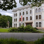 Vstupní budova areálu Semilské textilky, dnes zvané Fabrika 1861. Už zde tušíme, že se jednalo o komplex, budovaný nejen jako pragmatický výrobní závod ale i s důrazem na estetiku, reprezentativnost. Foto: Oldřich Rejl