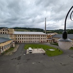 Fabrika působí dojmem paláce. „Tomuto říkáme první nádvoří,“ komentuje Sebastian Kuršel s úsměvem. Jako první bylo potřeba objekty vyklidit a opravit střechy. Foto: Oldřich Rejl