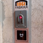 I když již původní ovládání výtahu není funkční, jako původní prvek zůstal zachován a citlivě doplněn o moderní technologie. Foto: Oldřich Rejl