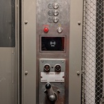 I když již původní ovládání výtahu není funkční, jako původní prvek zůstal zachován a citlivě doplněn o moderní technologie. Foto: Oldřich Rejl