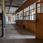 Na každém kroku můžeme narazit na původní vybavení, vpravo mistrovna, dnes využívaná jako bar. Foto: Oldřich Rejl
