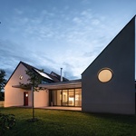 Pohled boční večerní na atrium. Foto: Tomáš Slavík