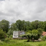 Farma, co není farma. Rekonstrukce posunula obydlí hliněnou stěnou, kamny a zimní zahradou. Foto: Tim Van De Velde